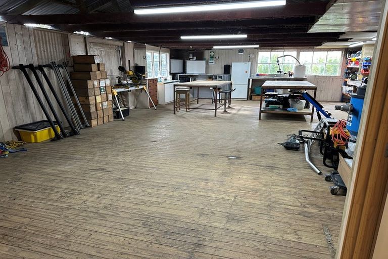 Photo of property in 24 Holdens Road, Henderson, Auckland, 0612