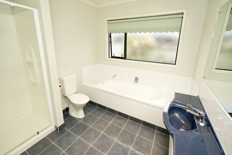 Photo of property in 24 Johnstone Drive, Fitzherbert, Palmerston North, 4410