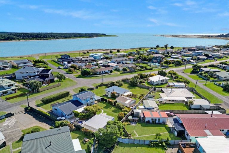 Photo of property in 35 Shortt Street, Foxton Beach, Foxton, 4815