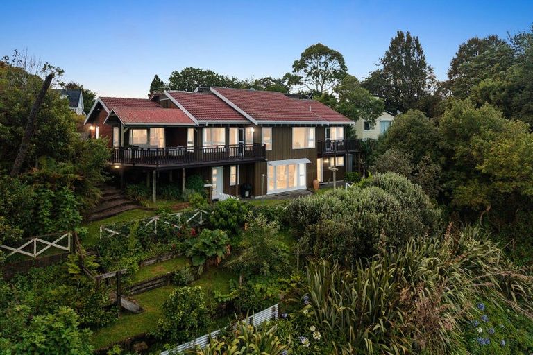 Photo of property in 11 Rika Place, Kawaha Point, Rotorua, 3010