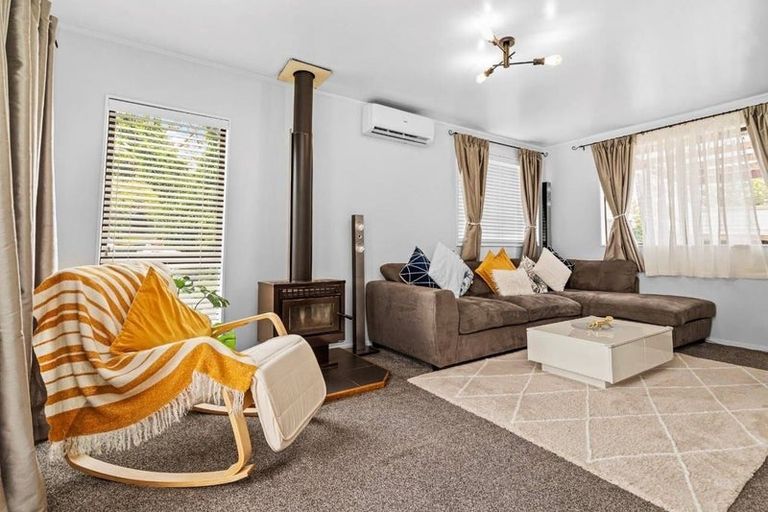 Photo of property in 8 Angeline Place, Massey, Auckland, 0614