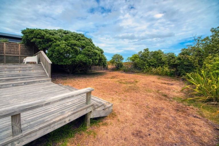 Photo of property in 22 North Piha Road, Piha, New Lynn, 0772