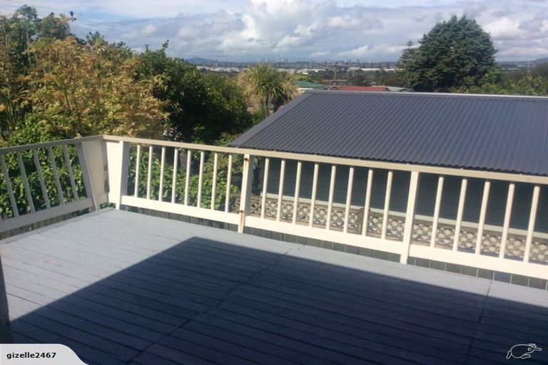 Photo of property in 5 Cron Avenue, Te Atatu South, Auckland, 0610
