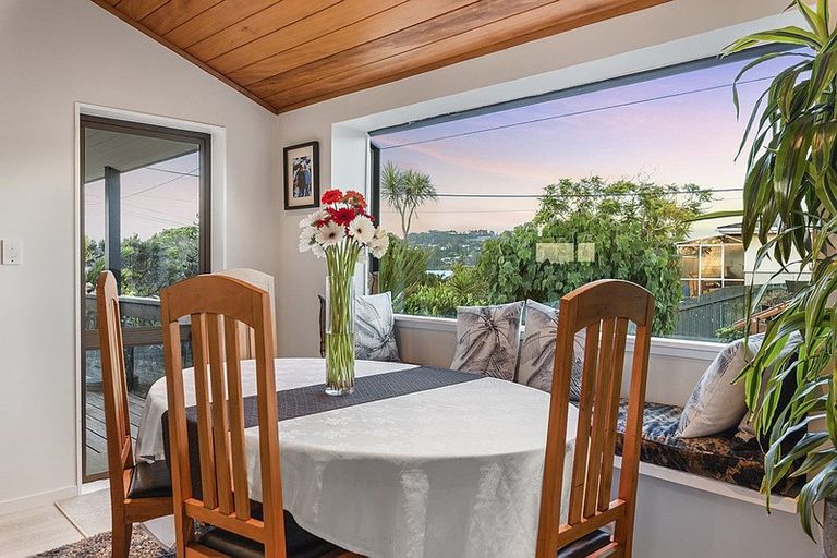 Photo of property in 11 The Terrace, Herald Island, Auckland, 0618