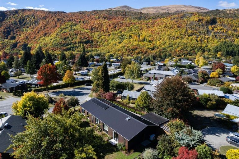 Photo of property in 10 Preston Drive, Arrowtown, 9302