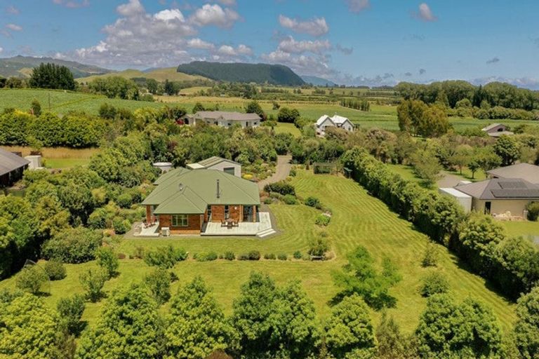 Photo of property in 33 Ketemaringi Way, Manakau, Levin, 5573