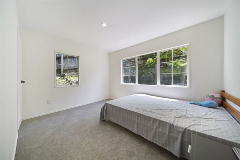 Photo of property in 1b Highgrove Lane, Totara Vale, Auckland, 0632