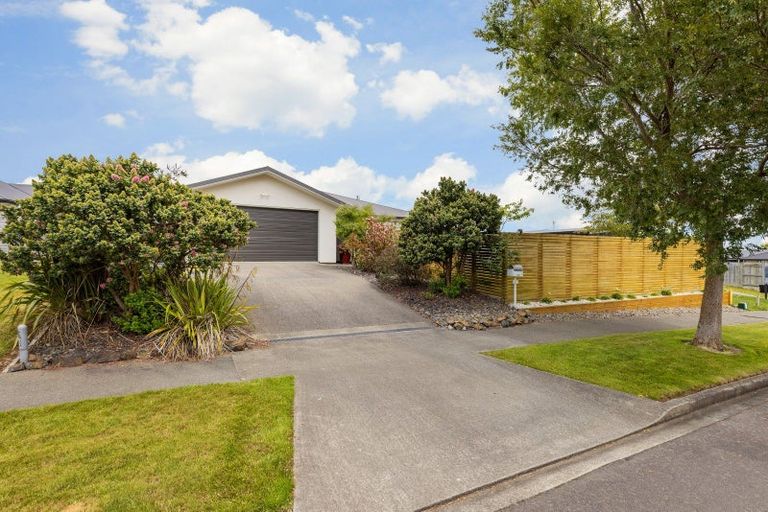 Photo of property in 11 Monaco Grove, Fitzherbert, Palmerston North, 4410