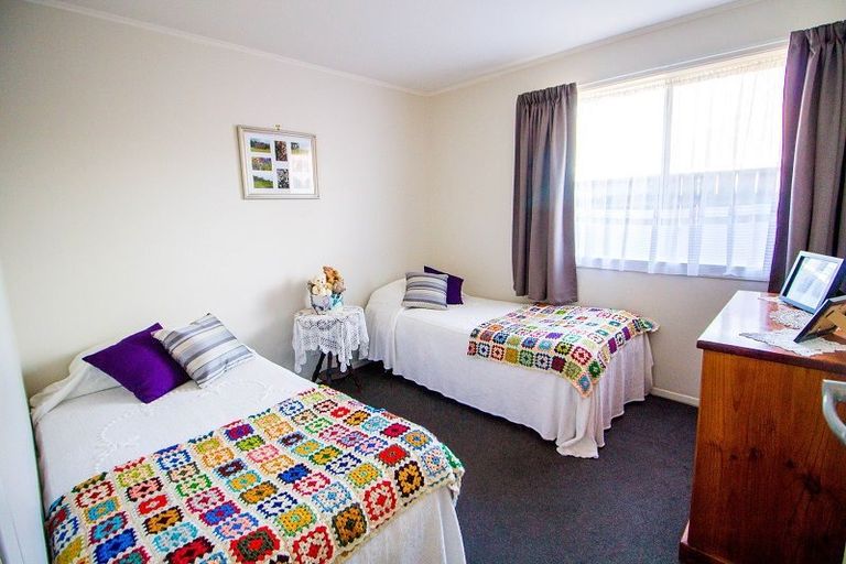 Photo of property in 2 Hughan Place, Carterton, 5713