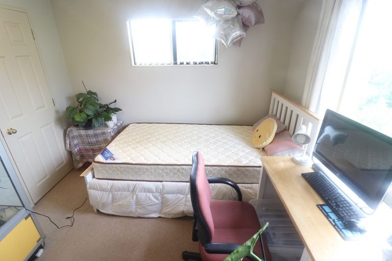 Photo of property in 16 Crimson Park, Oteha, Auckland, 0632