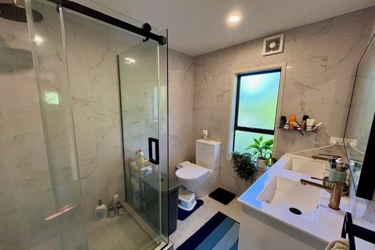 Photo of property in 2/11 Firle Place, Green Bay, Auckland, 0604