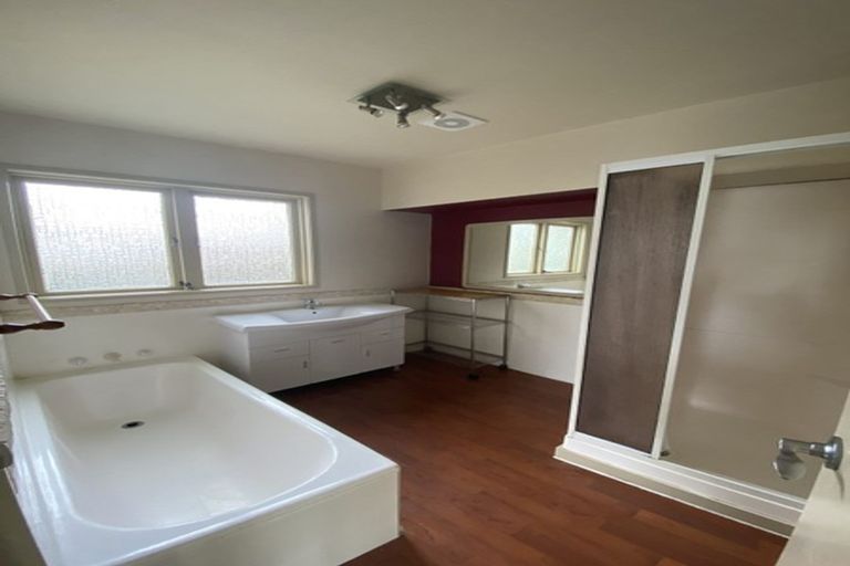 Photo of property in 16 De Val Drive, Titirangi, Auckland, 0604