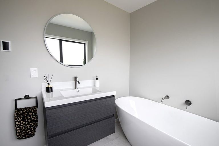 Photo of property in 124b Waiwhetu Road, Waterloo, Lower Hutt, 5011