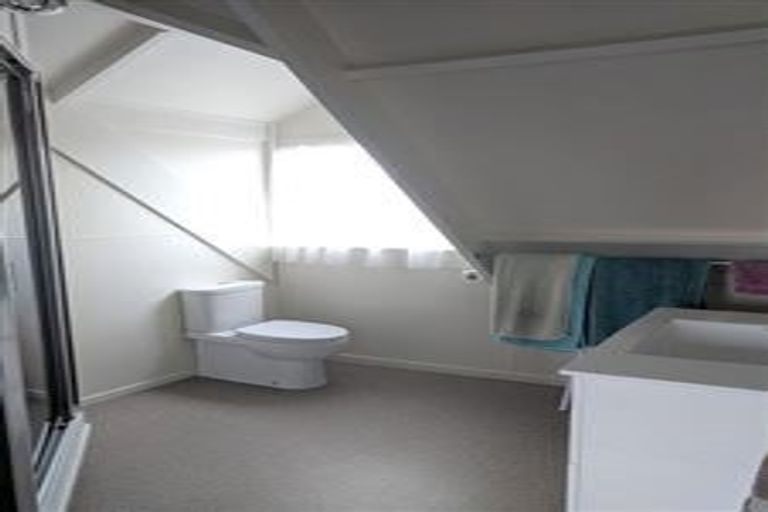 Photo of property in 2/30 Glen Vista Place, Bayview, Auckland, 0629