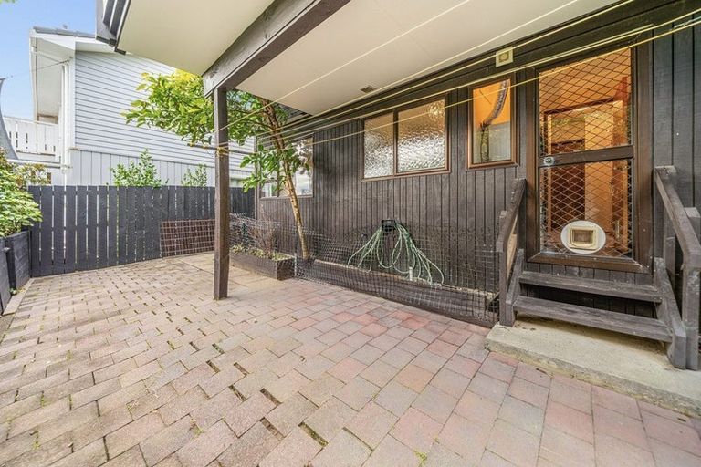 Photo of property in 16a Parklands Drive, Karori, Wellington, 6012