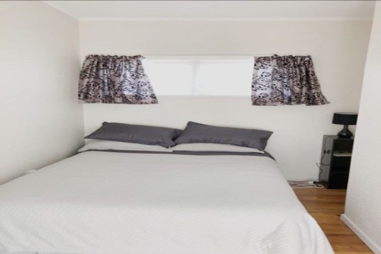 Photo of property in 18 Yeovil Road, Te Atatu Peninsula, Auckland, 0610