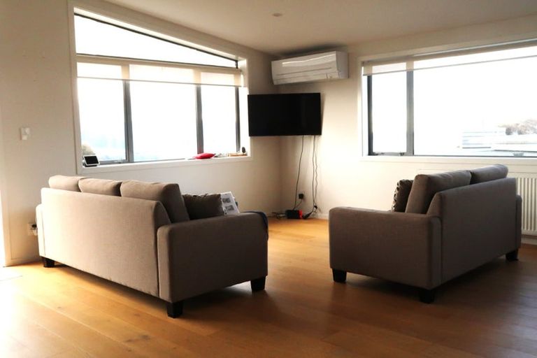 Photo of property in 11 Cromwell Point, Newlands, Wellington, 6037