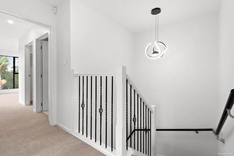 Photo of property in 1/105 Hobsonville Road, West Harbour, Auckland, 0618