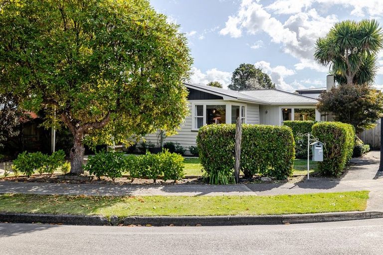 Photo of property in 5 Athlone Place, Hokowhitu, Palmerston North, 4410