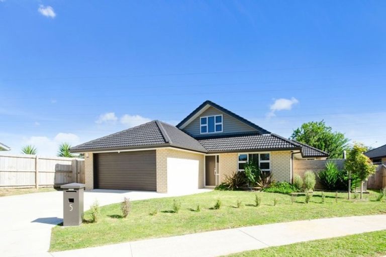 Photo of property in 5 Dumas Place, Rosehill, Papakura, 2113