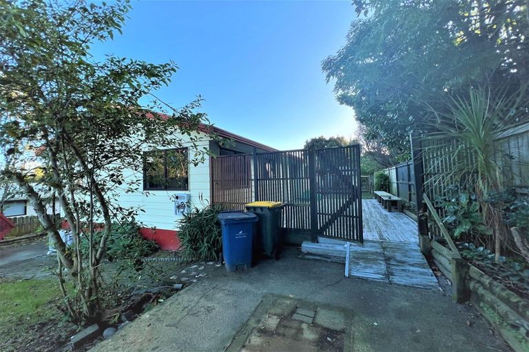 Photo of property in 21 Rehia Road, Massey, Auckland, 0614