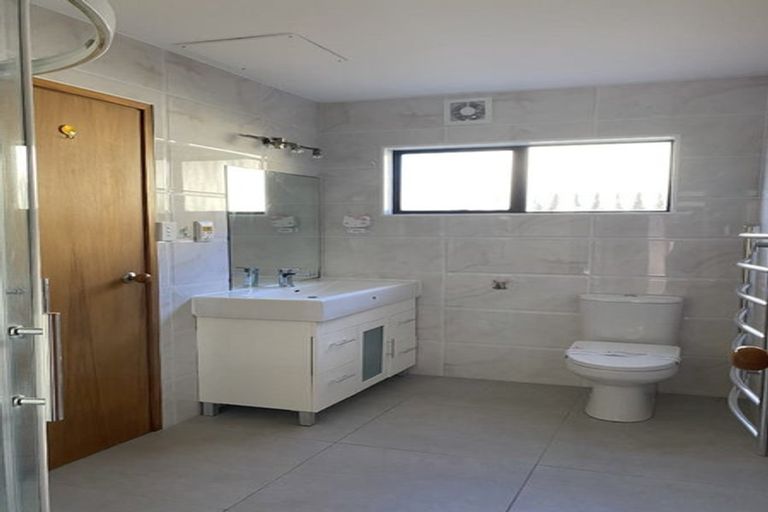 Photo of property in 23a Korotaha Terrace, Rothesay Bay, Auckland, 0630