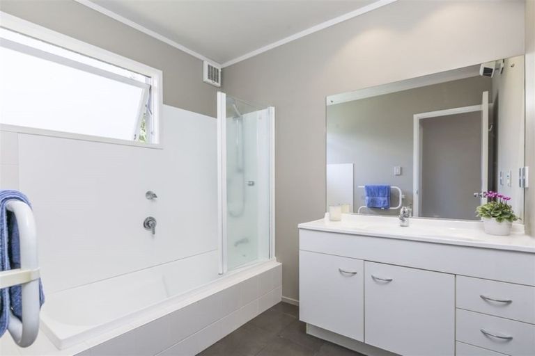 Photo of property in 1/54 Knights Road, Rothesay Bay, Auckland, 0630