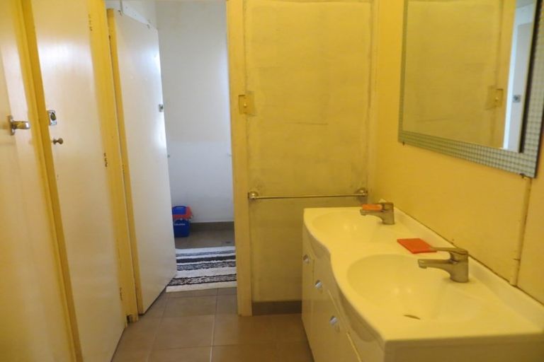 Photo of property in 22 Hawker Street, Mount Victoria, Wellington, 6011