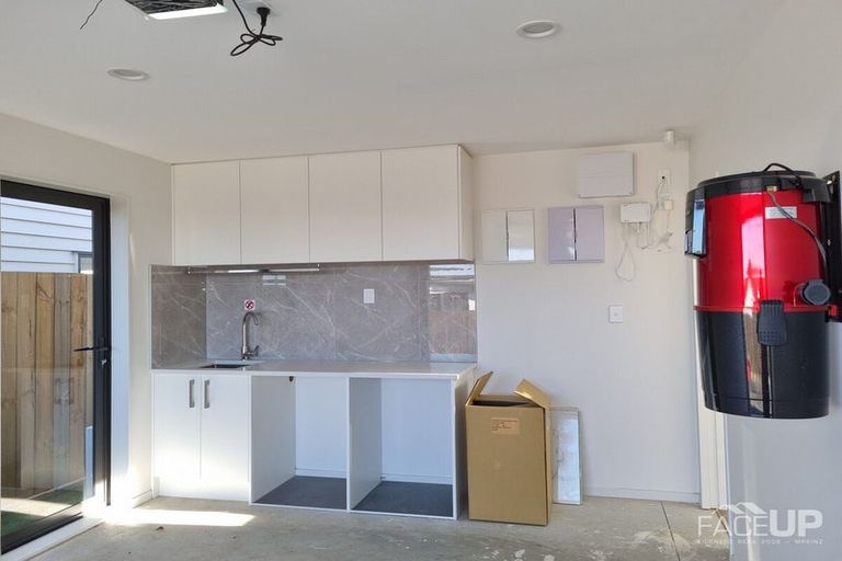 Photo of property in 17a Marina View Drive, West Harbour, Auckland, 0618