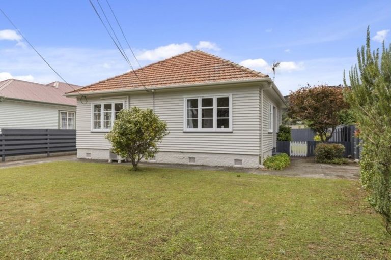 Photo of property in 6 Durham Crescent, Fairfield, Lower Hutt, 5011