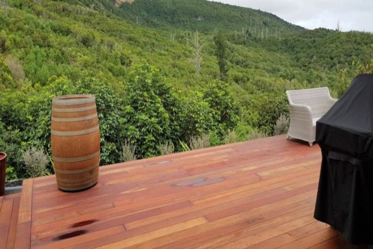 Photo of property in 1 Peregrine Place, Kinloch, Taupo, 3377