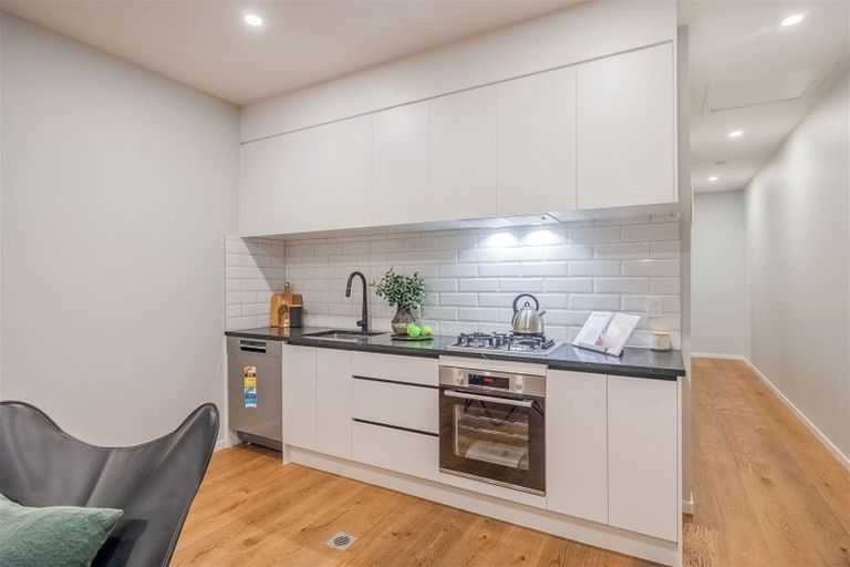 Photo of property in 17 Mcindoe Road, Kumeu, 0810