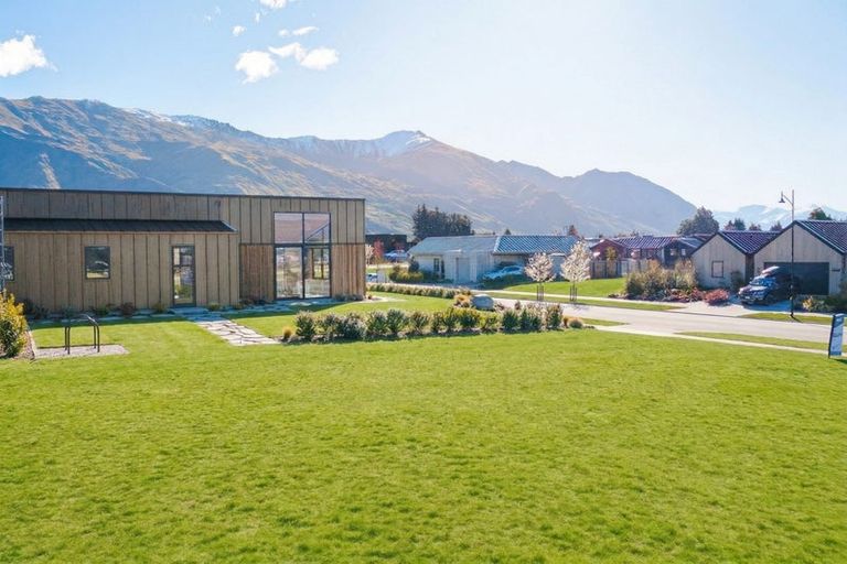 Photo of property in 10 Doug Ledgerwood Drive, Wanaka, 9305