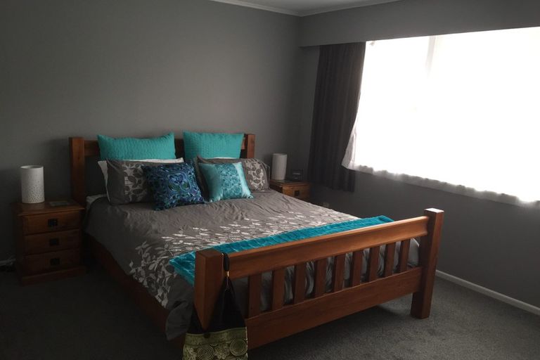 Photo of property in 14 Omega Street, Newlands, Wellington, 6037