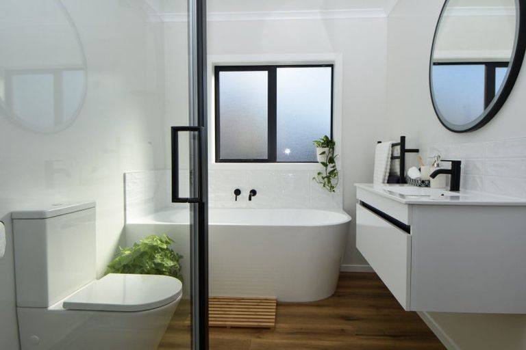 Photo of property in 4 Macrocarpa Lane, Carterton, 5713