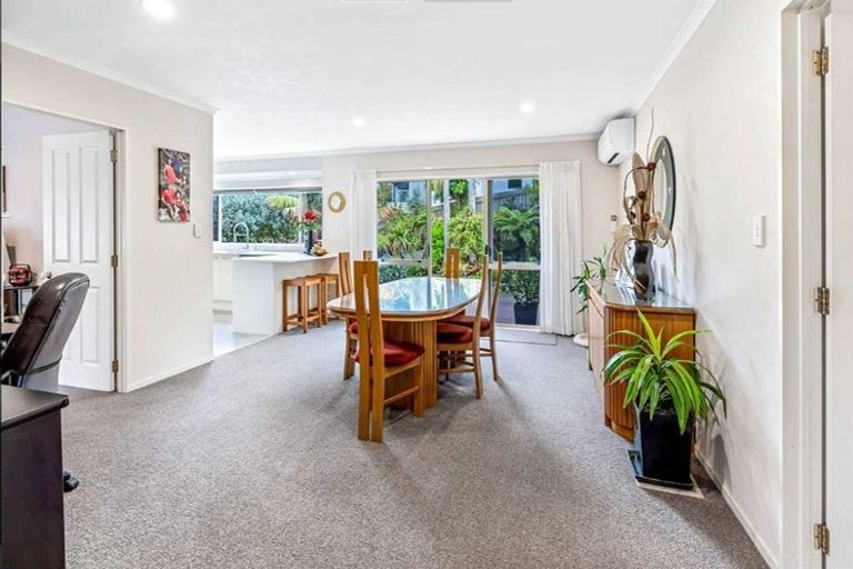 Photo of property in 8 Landvale Court, Browns Bay, Auckland, 0630
