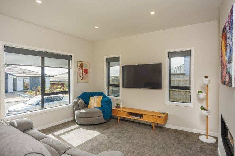 Photo of property in 31 Boeing Way, Newlands, Wellington, 6037