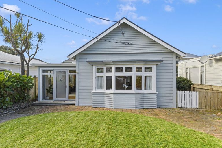 Photo of property in 203 Onepu Road, Lyall Bay, Wellington, 6022