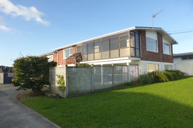 Photo of property in 1/36 Exmouth Road, Northcote, Auckland, 0627