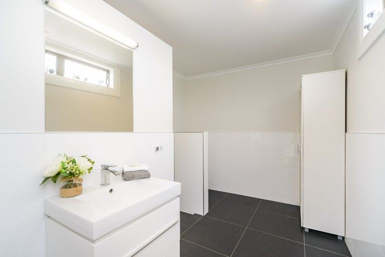 Photo of property in 11 Shamrock Street, Takaro, Palmerston North, 4412