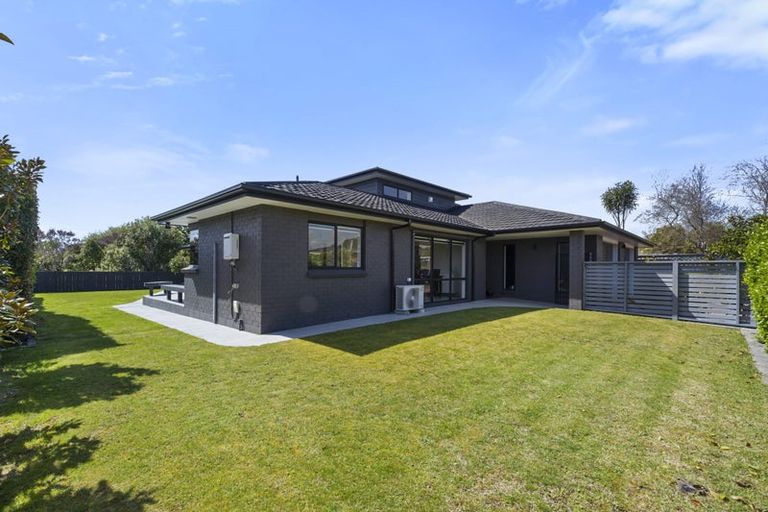 Photo of property in 40 Heta Road, Highlands Park, New Plymouth, 4312