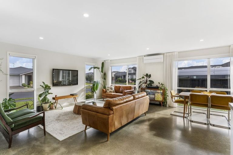 Photo of property in 37 Couldrey Crescent, Red Beach, 0932