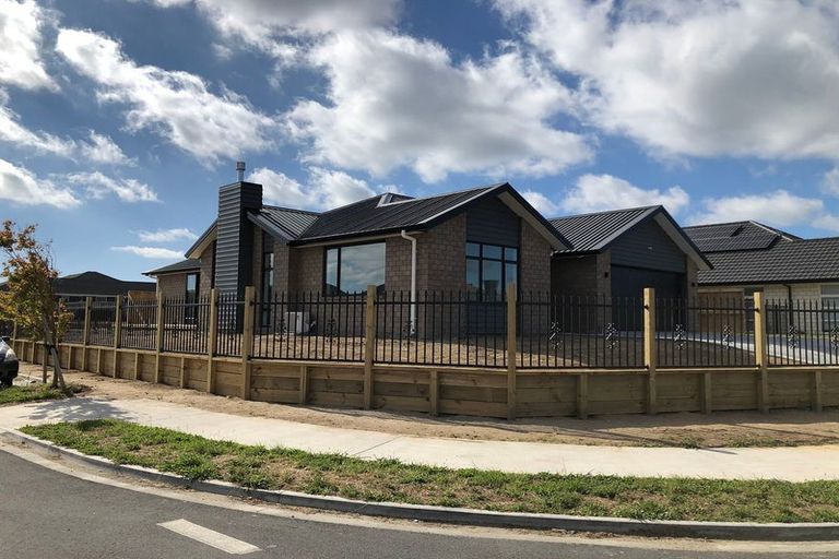 Photo of property in 12 Kaaka Street, Cambridge, 3434