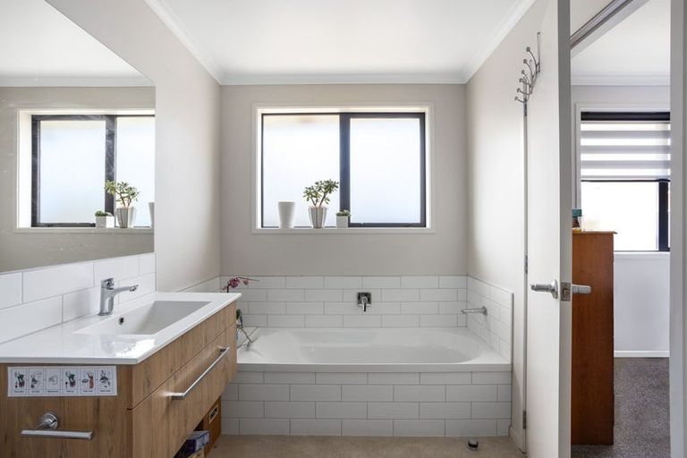 Photo of property in 22 Bridle Way, Omokoroa, 3114