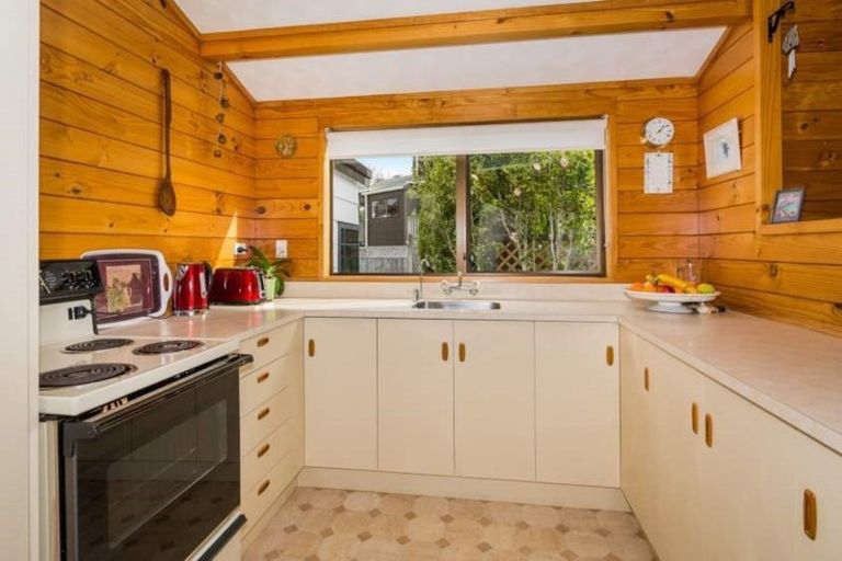 Photo of property in 100 Nigel Road, Browns Bay, Auckland, 0630