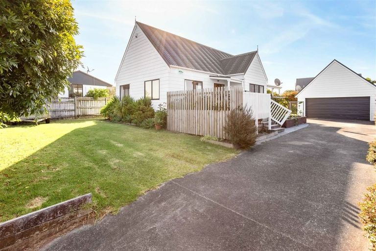 Photo of property in 11 Halyard Place, Te Atatu Peninsula, Auckland, 0610