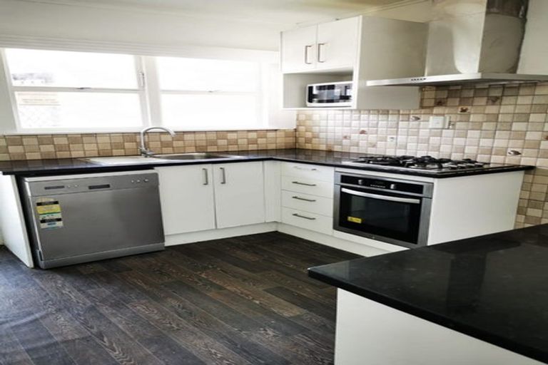 Photo of property in 2/430 Mount Albert Road, Mount Roskill, Auckland, 1041