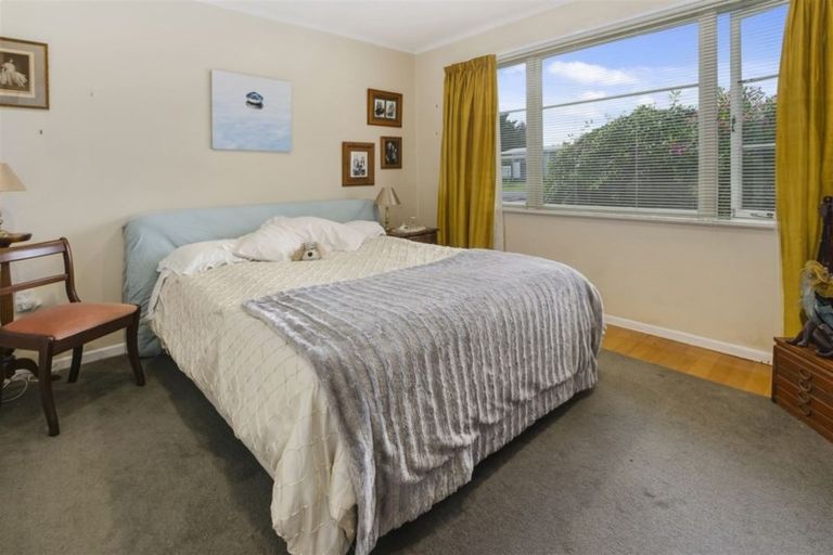 Photo of property in 206 Beach Haven Road, Beach Haven, Auckland, 0626