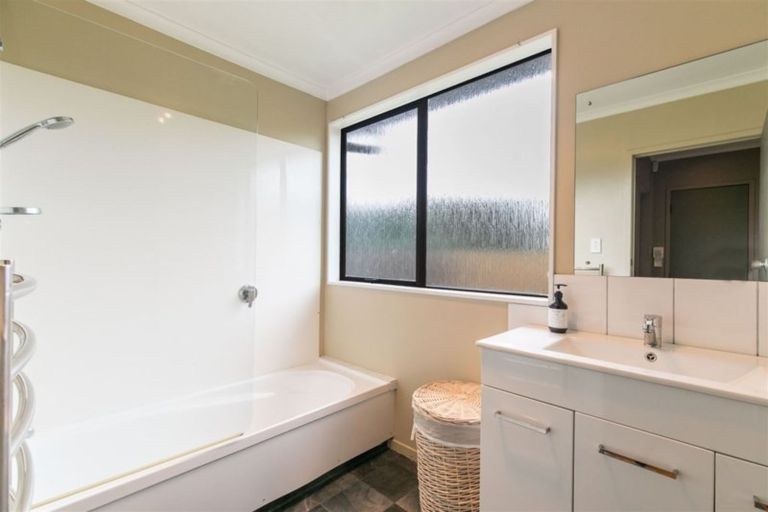 Photo of property in 2/9 Dalmatia Place, Henderson, Auckland, 0612