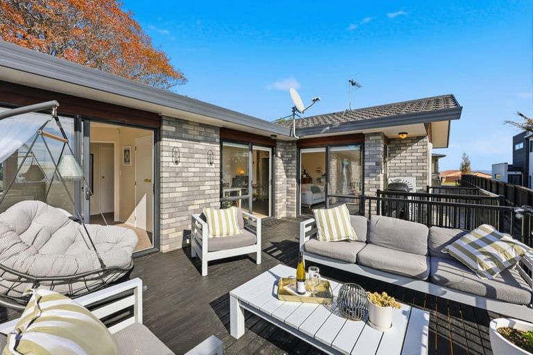 Photo of property in 2/102 Sandspit Road, Shelly Park, Auckland, 2014
